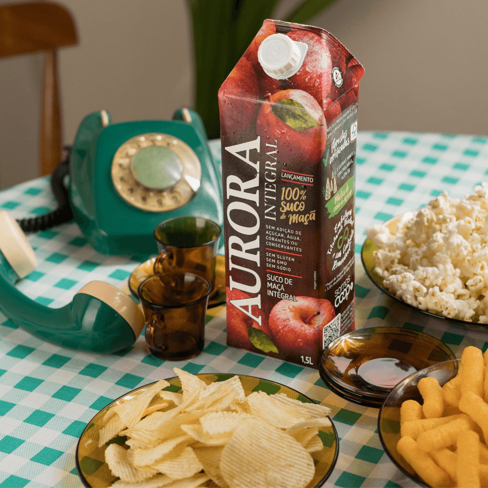 Suco de maçã Aurora Integral sobre a mesa
